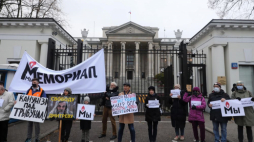 Protest w obronie Stowarzyszenia Memoriał przed ambasadą Rosji w Warszawie. Fot. PAP/T. Gzell