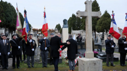 Sekretarz stanu w KPRM, pełnomocnik rządu ds. Polonii i Polaków za granicą Jan Dziedziczak (C-L) i mer Auxerre Crescent Marault (C-P) podczas uroczystości przy grobie Maurycego Mochnackiego na cmentarzu Saint-Amatre w Auxerre 26.11.2021. Fot. PAP/L. Szymański