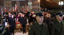 Uroczystość wyprowadzenia trumny Maurycego Mochnackiego z kościoła św. Genowefy w Auxerre. Fot. PAP/L. Szymański
