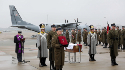 Uroczystości pogrzebowe uczestnika i kronikarza Powstania Listopadowego Maurycego Mochnackiego – lądowanie samolotu z prochami na lotnisku wojskowym w Warszawie. Fot. PAP/W. Olkuśnik