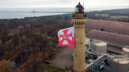 Historyczny proporzec Marynarki Wojennej na latarni morskiej w Świnoujściu w 103. rocznicę utworzenia MW. Fot. PAP/M. Bielecki