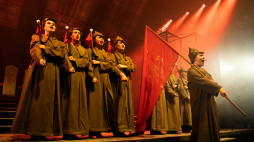 Fragment spektaklu „Zmierzch – Świtem”, w reż. Jana Szurmieja. Źródło: www.facebook.com/Teatr.Polski.we.Wroclawiu