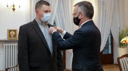 Jarosław Sellin (P) odznacza Macieja Woźniaka (L) odznaką „Zasłużony dla Kultury Polskiej”. Fot. Danuta Matloch. Źródło: www.gov.pl