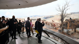  Wicepremier, minister kultury i dziedzictwa narodowego Piotr Gliński (P) podczas zwiedzania „Panoramy Racławickiej” w Muzeum Narodowym we Wrocławiu. Fot. PAP/M. Kulczyński
