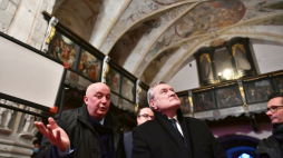 icepremier, minister kultury i dziedzictwa narodowego Piotr Gliński (C) oraz dyrektor Muzeum Narodowego we Wrocławiu Piotr Oszczanowski (L) podczas wizyty w Kościele pw. Św. Trójcy w Żórawinie. Fot. PAP/M. Kulczyński
