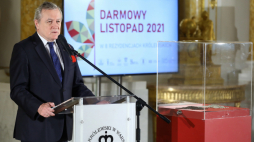 Minister kultury i dziedzictwa narodowego Piotr Gliński podczas konferencji prasowej inaugurującej akcję "Darmowy Listopad w Rezydencjach Królewskich" na Zamku Królewskim w Warszawie. Fot. PAP/R. Guz