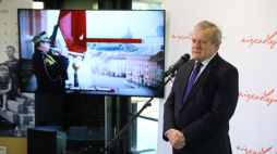 Wicepremier, minister kultury i dziedzictwa narodowego Piotr Gliński podczas spotkania prasowego „Niepodległa na Narodowe Święto Niepodległości” w pawilonie kulturalnym „Niepodległa. Miejsce Spotkań” w warszawskich Łazienkach Królewskich. Fot. PAP/R. Guz