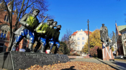 Zdewastowane pomniki Józefa Piłsudskiego i Czwórki Legionowej stojące przy ul. Piłsudskiego w Krakowie. Fot. PAP/Art Service 2