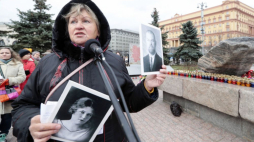 Akcja „Przywracanie imion” organizowana przez Stowarzyszenie Memoriał w Moskwie na pl. Łubiańskim, nieopodal dawnej siedziby NKWD. 29.10.2019. Fot. PAP/EPA