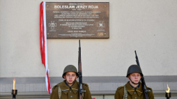 Kielce, 10.11.2021. Odsłonięcie tablicy upamiętniającej generała dywizji Bolesława Jerzego Roja, przed dawną siedzibą dowództwa 2. Dywizji Piechoty Legionów w Kielcach. Uroczystość odbyła sie z okazji 145. rocznicy urodzin współtwórcy odrodzonego Wojska Polskiego oraz dowódcy Okręgu Generalnego Kielce Bolesława Jerzego Roja. Fot. PAP/P. Polak