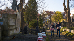 Wilno, Litwa, 30.10.2021. Członek grupy "Wilno" Wiktor Zapolski (P) i prezes Społecznego Komitetu Opieki nad Starą Rossą Dariusz Żybort (L) biorą udział w tradycyjnym zapaleniu zniczy na cmentarzu Bernardyńskim przez członków Grupy Wilno. Fot. PAP/V. Doveiko