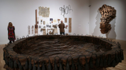Wystawa „Ursula von Rydingsvard. Tylko sztuka” prezentowana w gmachu głównym Muzeum Narodowego w Krakowie. Fot. PAP/Ł. Gągulski