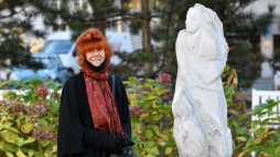  Sopot, 09.11.2021. Ewa Beyer-Formela podczas uroczystości odsłonięcia dwóch jej rzeźb ("Kolumna" oraz "Kora") na skwerze Miłosza w Sopocie. Wydarzenie to inauguracja długofalowego projektu, którego założeniem jest umieszczanie rzeźb w przestrzeni publicznej. Fot. PAP/A. Warżawa