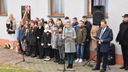 Odsłonięcie tablicy upamiętniającej zamordowanych w czasie II wojny światowej mieszkańców Siedliszowic. Fot. Danuta Mikoda/IPN