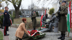 Szefowa Kancelarii Sejmu Agnieszka Kaczmarska (2L) podczas uroczystości przy pomniku Henryka Sławika i Józsefa Antalla Seniora w warszawskim parku Dolina Szwajcarska. 04.11.2021. Fot. PAP/P. Supernak