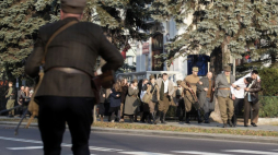 Uczestnicy rekonstrukcji historycznej akcji rozbicia więzienia PUBP „Smocza Jama” przez oddział Armii Krajowej Kompanii Narol. Tomaszów Lubelski, 14.11.2021. Fot. PAP/J. Szydłowski