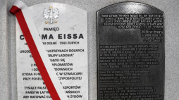 Ustrzyki Dolne, 22.11.2021. Tablica upamiętniająca Chaima Yisroela Eissa, odsłonięta w budynku Powiatowej i Miejskiej Biblioteki Publicznej im. prof. Eugeniusza Wanieka w Ustrzykach Dolnych. Chaim Eiss był członkiem Grupy Ładosia, zajmującej się w czasie II wojny światowej organizacją i produkcją nielegalnych paszportów krajów latynoamerykańskich. Fot. PAP/D. Delmanowicz