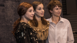 Od lewej: Izabella Rzeszowska, Aleksandra Idkowska i Adrianna Dorociak, aktorki grające w spektaklu „Jentl" w reż. Roberta Talarczyka w Teatrze Żydowskim.