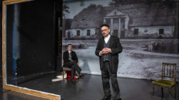 Aktorzy Witold Kopeć (P) i Bartosz Siwek (L) podczas próby medialnej spektaklu „Ja jestem Żyd z Wesela” w Teatrze im. Juliusza Osterwy w Lublinie. Fot. PAP/W. Jargiło