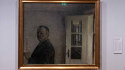  Poznań, 22.11.2021. Wystawa „Vilhelm Hammershoi, Światło i cisza” w Muzeum Narodowym w Poznaniu. Ekspozycja prezentuje m.in. nastrojowe krajobrazy, realistyczne portrety, niezwykłe widoki architektury, a przede wszystkim wnętrza emanujące atmosferą ciszy. Jest organizowana jest we współpracy ze Statens Museum for Kunst w Kopenhadze. Fot. PAP/J. Kaczmarczyk