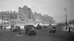 Warszawa, 1947-01. Aleje Jerozolimskie w stronę Mostu Poniatowskiego. Na pierwszym planie skrzyżowanie z Nowym Światem, z lewej ruiny kamienic na wysokości ul. Smolnej. Fot. PAP/J. Baranowski