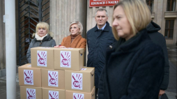 Warszawa, 18.11.2021. Złożenie przez przedstawicieli Związku Nauczycielska Polskiego 250 tysięcy podpisów pod obywatelską inicjatywą ustawodawczą "Godne płace i wysoki prestiż nauczycieli" w biurze podawczym Sejmu. Fot. PAP/M. Obara