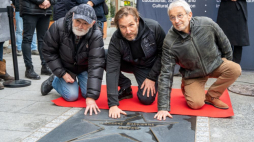 Łódź, 24.11.2021. Operator Andrzej Jaroszewicz (L), reżyser Xawery Żuławski (C) i aktor Mateusz Żuławski (P) biorą udział w odsłonięciu gwiazdy reżysera i scenarzysty Andrzeja Żuławskiego, w Łódzkiej Alei Gwiazd na ul. Piotrkowskiej. Fot. PAP/G. Michałowski