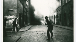 Stan wojenny. Starcia z milicją podczas manifestacji na Starym Mieście w Warszawie. 03.05.1982. Fot. Piotr Lubian. Źródło: Muzeum Warszawy