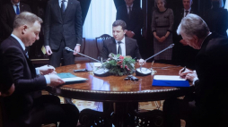 Huta, Ukraina, 20.12.2021. Prezydenci: Rzeczypospolitej Polskiej Andrzej Duda (L), Litwy Gitanas Nauseda (P) i Ukrainy Wołodymyr Zełenski (C) podczas uroczystego podpisania wspólnej deklaracji. Fot. PAP/A. Lange