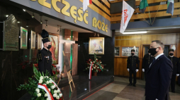 Bieruń, 16.12.2021. Prezydent Rzeczypospolitej Polskiej Andrzej Duda (P) składa wieniec w Bieruniu, 16 bm. przed tablicą upamiętniającą górników strajkujących w kopalni „Piast” w dniach 14-28 grudnia 1981 r. Trwają uroczyste obchody 40. rocznicy strajku w kopalni „Piast”. Fot. PAP/A. Grygiel