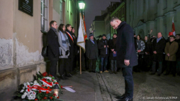 W 40. rocznicę wprowadzenia stanu wojennego prezydent Andrzej Duda zapalił znicz pod tablicą znajdującą się na budynku przy ul. Jezuickiej 1/3 w Warszawie, gdzie mieścił się komisariat milicji obywatelskiej, w którym Grzegorz Przemyk został skatowany. Źródło: www.twitter.com/prezydentpl