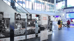 Warszawa, 16.12.2021. Wystawa w holu głównym Dworca Centralnego w Warszawie, 16 bm. poświęcona masakrze w katowickiej Kopalni Węgla Kamiennego „Wujek” do której doszło 40 lat temu – 16 grudnia 1981 r. Fot. PAP/R. Pietruszka