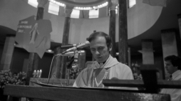 Warszawa 29.05.1983. Msza święta za Ojczyznę w kościele pw. św. Stanisława Kostki na warszawskim Żoliborzu (msze święte zainicjował ks. prałat Teofil Bogucki 22 lutego 1981 r.). Od stycznia 1982 r., w ostatnią niedzielę każdego miesiąca, mszę świętą w intencji Ojczyzny wraz z homilią, odprawia ks. Jerzy Popiełuszko. Fot. PAP/G. Rogiński