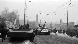 Szczecin 12.1981. W reakcji na wprowadzenie stanu wojennego, w Stoczni Szczecińskiej im. A. Warskiego powołany został Międzyzakładowy Komitet Strajkowy NSZZ Solidarność Regionu Pomorza Zachodniego, który ogłosił rozpoczęcie strajku okupacyjnego. W nocy z 13 na 14 grudnia stocznia otoczona została przez ZOMO, czołgi i transportery opancerzone. Akcja pacyfikacyjna rozpoczęła się po północy z 14 na 15 grudnia. Fot. PAP/J. Undro