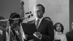 Warszawa 29.05.1983. Msza święta za Ojczyznę w kościele pw. św. Stanisława Kostki na warszawskim Żoliborzu (msze św. zainicjował ks. prałat Teofil Bogucki 22 lutego 1981 r.). Od stycznia 1982 r., w ostatnią niedzielę każdego miesiąca, mszę św. w intencji Ojczyzny wraz z homilią, odprawia ks. Jerzy Popiełuszko. Na zdj. aktor scen warszawskich, zaangażowany w oprawę artystyczną liturgii - Kazimierz Kaczor. Fot. PAP/G. Rogiński