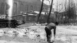 Katowice 16.12.1981. Pacyfikacja Kopalni Węgla Kamiennego Wujek. Doszło do masakry górników strajkujących (strajk okupacyjny) przeciw ogłoszeniu stanu wojennego. Podczas pacyfikacji siłami milicji i wojska śmierć poniosło 9 górników, a kilkudziesięciu innych zostało rannych. Fot. PAP/M. Janicki