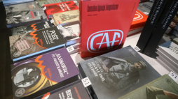 Warszawa, 25.11.2021. Targi Książki Historycznej, organizowane m.in. przez Fundację Historia i Kultura oraz Porozumienie Wydawców Książki Historycznej, 25 bm. w Arkadach Kubickiego na Zamku Królewskim w Warszawie. Fot. PAP/T. Gzell
