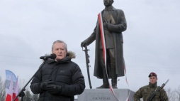 Sulejówek, 22.12.2021. Wicepremier, minister kultury i dziedzictwa narodowego Piotr Gliński (C-L) wziął udział w uroczystym odsłonięciu pomnika gen. Kazimierza Sosnkowskiego u zbiegu ulic 11 listopada i Dzielnej w Sulejówku k. Warszawy, 22 bm. w 107. rocznicę Bitwy pod Łowczówkiem. Fot. PAP/P. Supernak