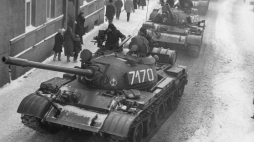 Czołgi T-55 na ulicach Zbąszynia w czasie stanu wojennego. Źródło: Wikipedia Commons