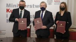 Warszawa, 23.12.2021. Wicepremier, minister kultury i dziedzictwa narodowego Piotr Gliński (C), prezydent Zamościa Andrzej Wnuk (L) oraz skarbnik Zamościa Katarzyna Bucior (P) podczas uroczystości podpisania umowy o współprowadzeniu Orkiestry Symfonicznej im. Karola Namysłowskiego w Zamościu. Fot. PAP/W. Olkuśnik
