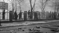 Katowice 16.12.1981. Pacyfikacja Kopalni Węgla Kamiennego Wujek. Doszło do masakry górników strajkujących (strajk okupacyjny) przeciw ogłoszeniu stanu wojennego. Podczas pacyfikacji siłami milicji i wojska śmierć poniosło 9 górników, a kilkudziesięciu innych zostało rannych. Fot. PAP/M. Janicki