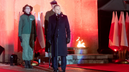 Prezydent RP Andrzej Duda (C) podczas obchodów Narodowego Dnia Zwycięskiego Powstania Wielkopolskiego pod Pomnikiem Powstańców Wielkopolskich w Poznaniu. Fot. PAP/J. Kaczmarczyk