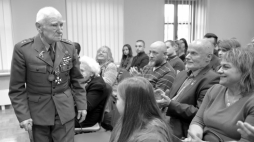 Weteran Narodowy Sił Zbrojnych porucznik Henryk Atemborski (L) podczas obchodów 75. rocznicy powstania NSZ. Leżajsk, 29.10.2017. Fot. PAP/D. Delmanowicz