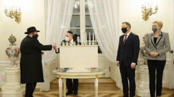 Warszawa, 01.12.2021. Prezydent RP Andrzej Duda (2P) oraz pierwsza dama Agata Kornhauser-Duda (P) i naczelny rabin Polski Michael Schudrich (2L) biorą udział w zapaleniu światełka chanukowego w Pałacu Prezydenckim w Warszawie. Fot. PAP/L. Szymański