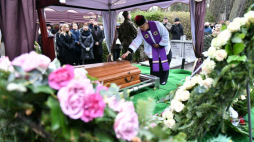 Ksiądz Andrzej Luter (C) podczas uroczystości pogrzebowych reżysera Sylwestra Chęcińskiego na Cmentarzu Grabiszyńskim we Wrocławiu. Fot. PAP/M. Kulczyński