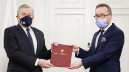 Minister kultury i dziedzictwa narodowego Piotr Gliński (L) ponownie powołał dr. Daniela Cichego (P) na dyrektora Polskiego Wydawnictwa Muzycznego. Źródło: www.gov.pl
