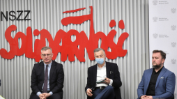 . Dyrektor Wojskowego Biura Historycznego im. Kazimierza Sosnkowskiego, zastępca przewodniczącego Kolegium IPN Sławomir Cenckiewicz (L), dr Grzegorz Wołk (P) i doradca prezydenta Andrzeja Dudy Andrzej Zybertowicz (C) biorą udział w inauguracji debaty "Fenomen ruchu Solidarność – 40. rocznica wybuchu stanu wojennego w Polsce" w warszawskiej siedzibie Tygodnika Solidarność. Fot. PAP/R. Pietruszka