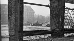 Grudzień 1970: czołgi przed gmachem sądu w Elblągu. Źródło: IPN