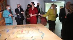Wicepremier, minister kultury i dziedzictwa narodowego Piotr Gliński (L), dyrektor Centralnego Muzeum Włókiennictwa Aneta Dalbiak (3L), kurator wystawy Agnieszka Wojciechowska-Sej (L) oraz wiceprezydent Łodzi Małgorzata Moskwa-Wodnicka (P) podczas otwarcia wystawy „MIASTO – MODA – MASZYNA”. Fot. PAP/R. Zawistowski