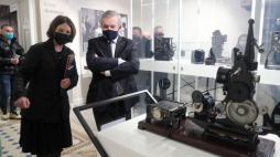 Wicepremier, minister kultury i dziedzictwa narodowego Piotr Gliński (2L) i dyrektor muzeum Marzena Bomanowska (L) zwiedzili wystawę „Łódź filmowa” w Muzeum Kinematografii w Łodzi. Fot. PAP/R. Zawistowski